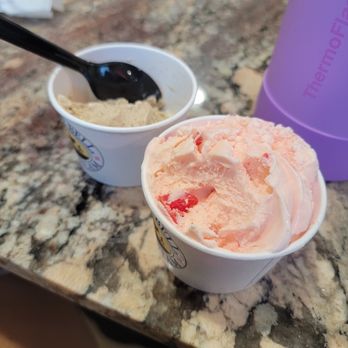 Blue Bell Creameries - Ice cream scoops - Ice Cream & Frozen Yogurt Near Me - Brenham, Texas