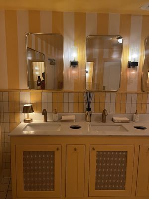 Chez Mia by null