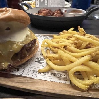 LaLiga TwentyNine’s - Smash Burger - Sports Bars Near Me - Madrid, M LaLiga TwentyNine’s - Smash Burger - Sports Bars Near Me - Madrid, M