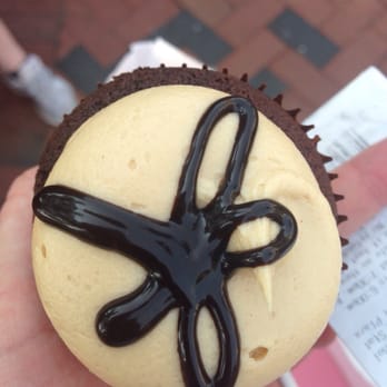 Georgetown Cupcake - Cupcakes Near Me - Washington, DC, District of Columbia