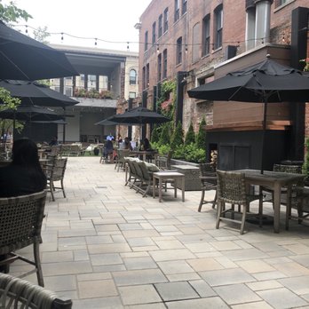 Hotel Covington - Patio seating area - Hotels Near Me - Covington, Kentucky