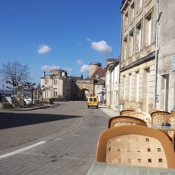 Café de la Paix - Marvelous place to enjoy a coffee in front of the Duras'medieval Castle
