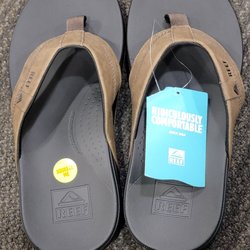 DSW Designer Shoe Warehouse - Reef slippers
