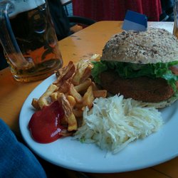 Kiliani Volksfest - Veganer WürzBURGER  mit Gemüsebratling, Oliven-Avocado Creme, Zwiebeln, Sprossen und Salatmix. Dazu selbst geschälte Pommes 11,90€