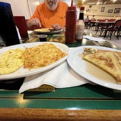 Country Cookin Cafe - Looks can be deceiving! Rubber eggs, dry uncoated French toast and definitely frozen hash browns!