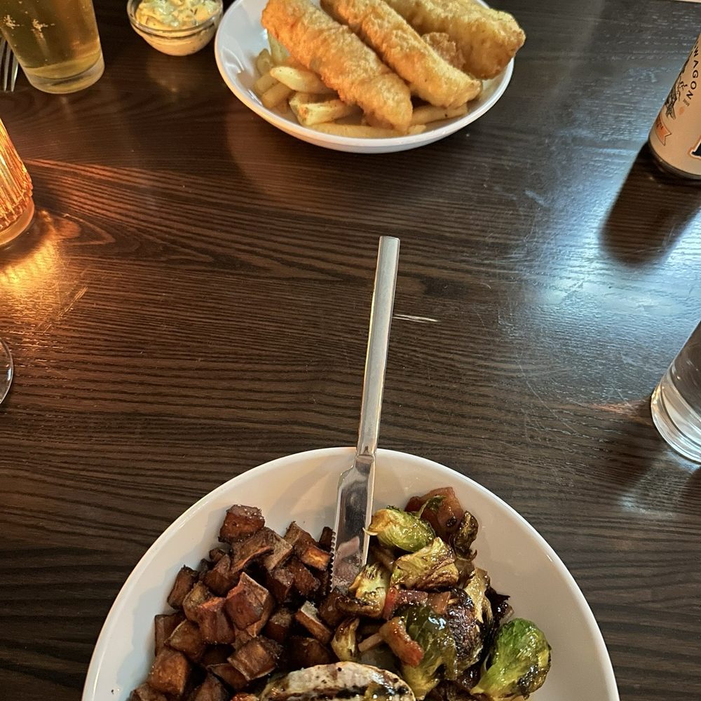Hummingbird Lounge - Entrees - Cocktail Bars Near Me - New Buffalo, Michigan