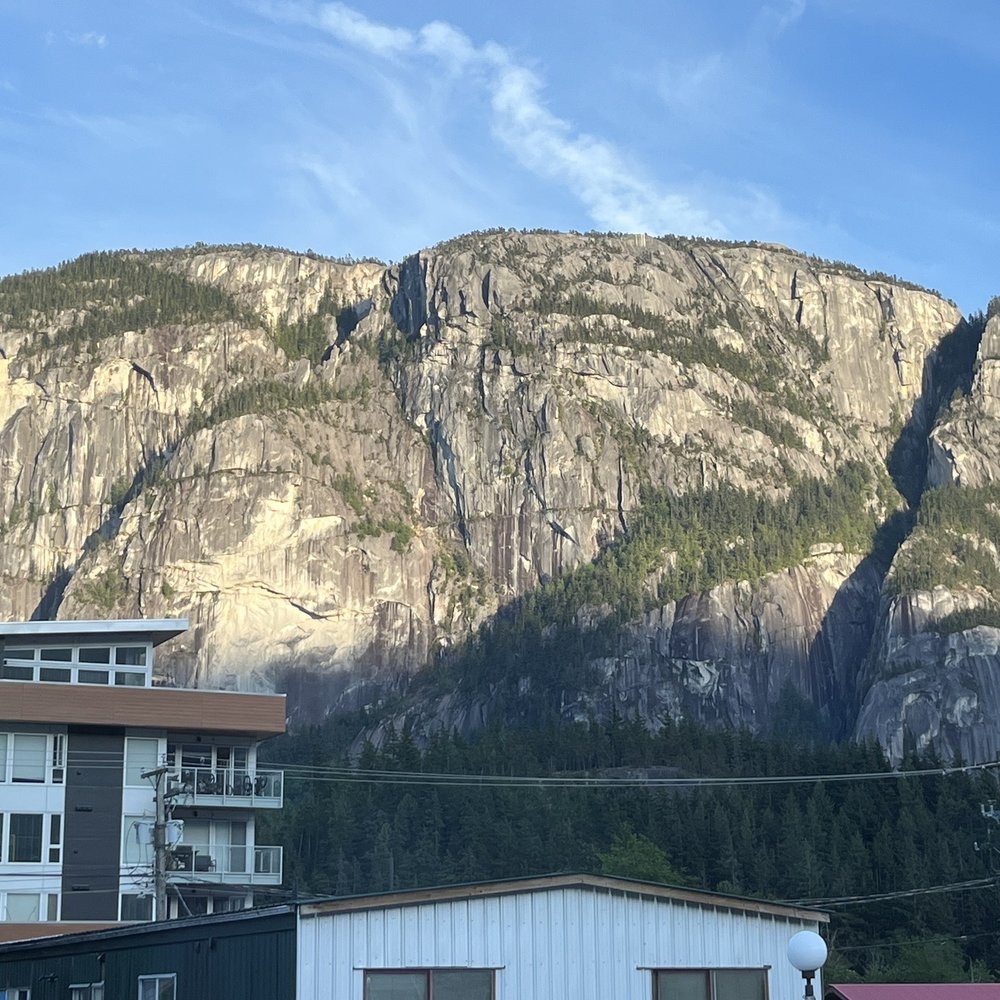 CRASH Hotel - Mountain view - Hotels Near Me - Squamish, British Columbia CRASH Hotel - Mountain view - Hotels Near Me - Squamish, British Columbia