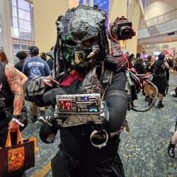 2026 Midsummer Scream - Predator Cosplayer