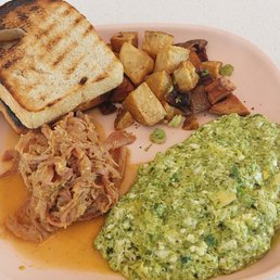 Oeuf brouillée au herbes avec extra pull pork