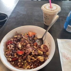 Photo of Pier View Coffee Company - Oceanside, CA, United States. Açaí bowl, honey and cinnamon latte