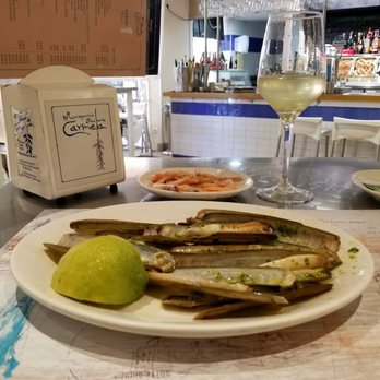 El Pescaito de Carmela - grilled razor clams and wine came with cooked shrimps - Seafood Near Me - Granada, GR El Pescaito de Carmela - grilled razor clams and wine came with cooked shrimps - Seafood Near Me - Granada, GR