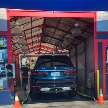 D-Luxe Hand Car Wash - Entrance to car wash - Car Wash Near Me - Orlando, Florida