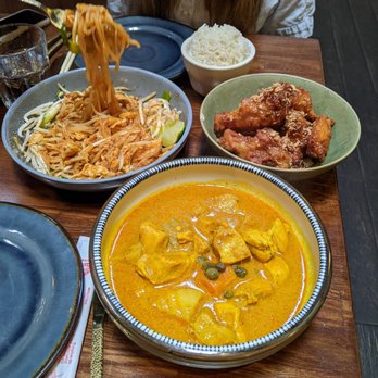 Kin Long Beach - Pad Thai, yellow curry and crispy chicken wings - Thai Near Me - Long Beach, California