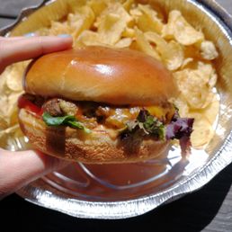 Cheddar cheeseburger with chips
