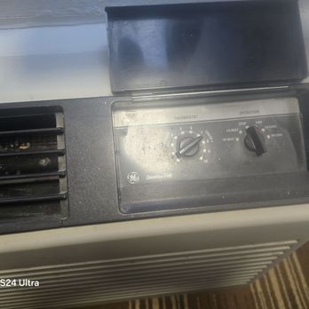 Days Inn by Wyndham Sidney - Grimy AC unit - Hotels Near Me - Sidney, Nebraska