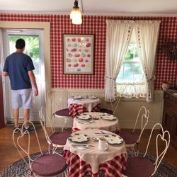 Yardarm Village Inn - Beautiful breakfast room