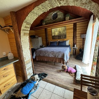 Alexander Lake Lodge - Cozy cabin, no dogs on the bed? No problem! We were all comfortable, and happy. - Hotels Near Me - Cedaredge, Colorado