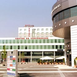 Ramada Encore Genève - The hotel is located in between the Shopping Maill "La Praille" and the Football stadium.