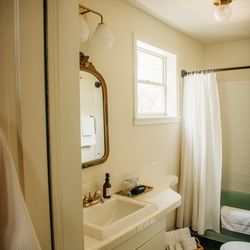Crystal River Inn - Medina Queen Room Bathroom