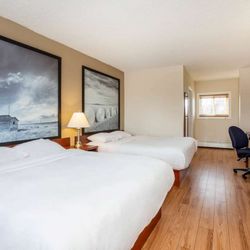 Super 8 by Wyndham Smoky Lake - Guest room