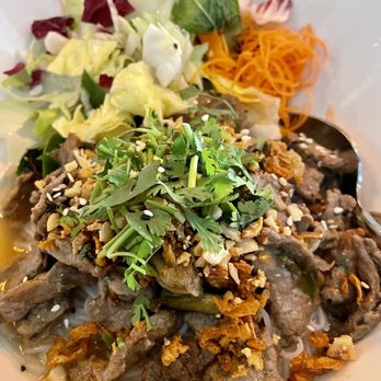 Green Papaya - Reisnudeln mit Rindfleisch eher süßsauer / Rice noodles with beef - Pan Asian Near Me - Hamburg, HH Green Papaya - Reisnudeln mit Rindfleisch eher süßsauer / Rice noodles with beef - Pan Asian Near Me - Hamburg, HH