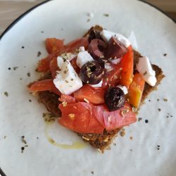Maggie Shih - Vegan Greek Dakos!
Recipe via ig - @feedmefit.co