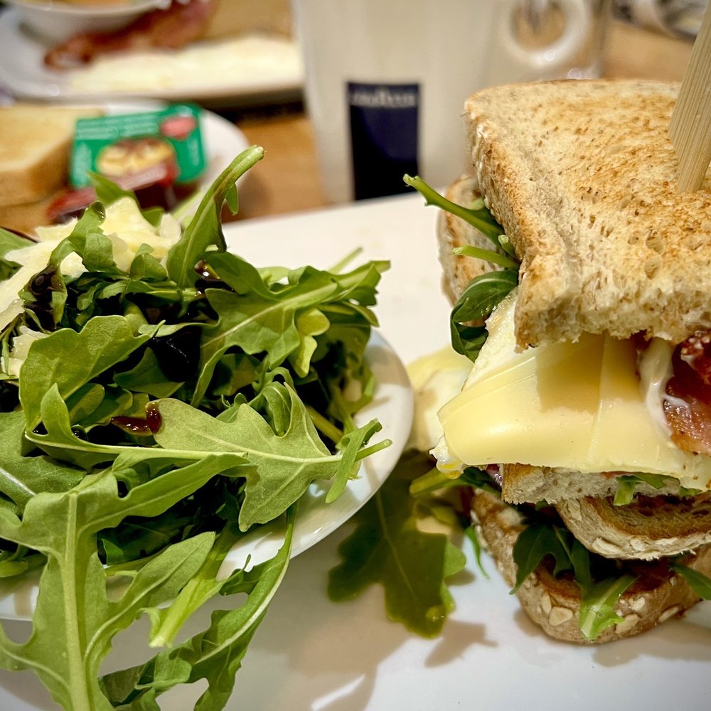 De Poule Sandwich with arugula salad