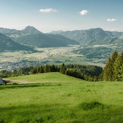 Angerer Alm - Blick von der Hütte auf der Alm ins Tal