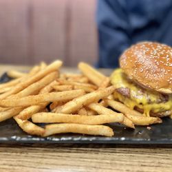 Gimme's Par & Grill - Classic Burger
