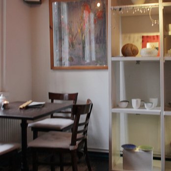 Cafe Ton Art - Innenraum mit Keramik-Regal - Cafes Near Me - Born auf dem Darß, MV Cafe Ton Art - Innenraum mit Keramik-Regal - Cafes Near Me - Born auf dem Darß, MV