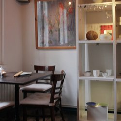 Cafe Ton Art - Innenraum mit Keramik-Regal