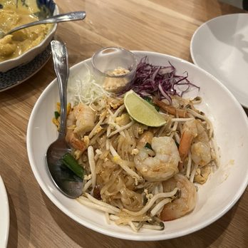 Mee Dee Thai Kitchen - Shrimp Pad Thai (GF) - Thai Near Me - Los Angeles, California