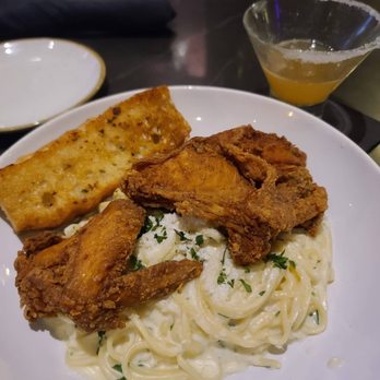 Makers Union - Chicken Alfredo with garlic toast - Pubs Near Me - Reston, Virginia