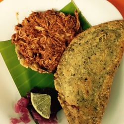 Panucho y empanada de chaya rellena de queso