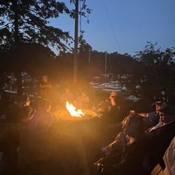 Sunset Bar & Grill - Few seats around the fire pit, we would have stayed longer after dinner but no seats available