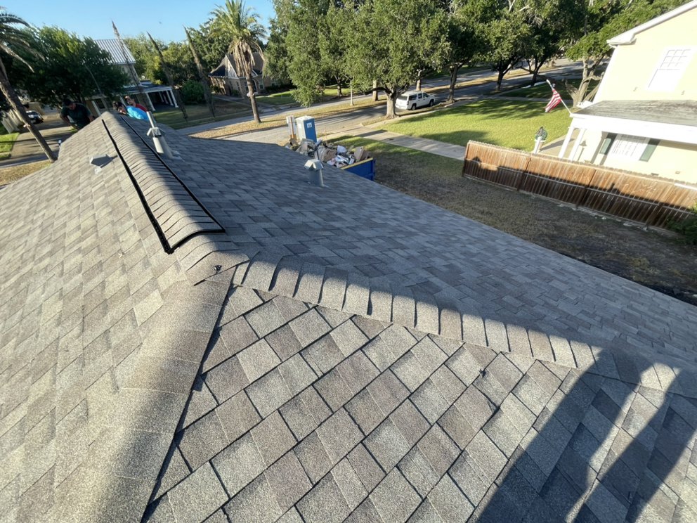 Slide of Lara’s Roofing