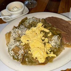 Monique Cafeteria - Chilaquiles verdes con huevo, crema agria al lado.