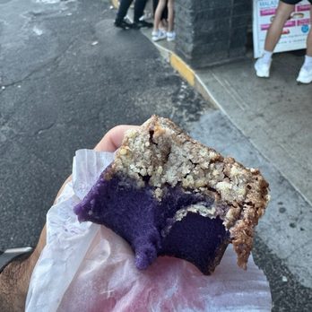 Leonard's Bakery - Ube bar - Bakeries Near Me - Honolulu, Hawaii Leonard's Bakery - Ube bar - Bakeries Near Me - Honolulu, Hawaii