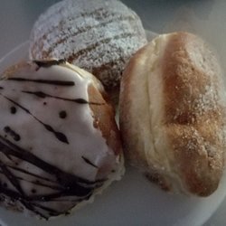 Bäckerei Müller - Pflaumen- (0,95€), Nugat- (1,25€) und EierlikörSahne Kreppel (1,25€)