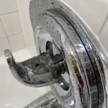 Kings Inn San Diego - Caked in grime and dirt after turning on shower (hmmm looks like someone missed a spot!!) - San Diego, CA