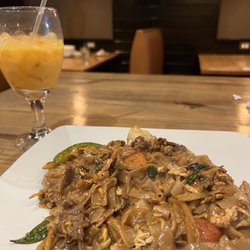 Drunken noodles with beef, thai tea