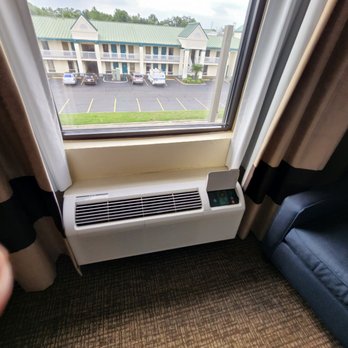 Quality Inn Chipley I-10 At Exit 120 - Old and out dated loud A/C unit - Hotels Near Me - Chipley, Florida