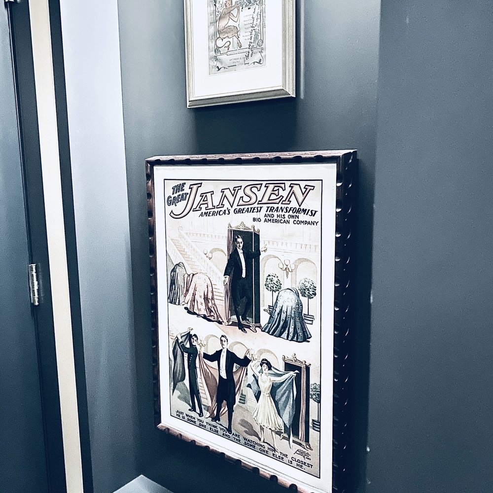 Chicago Magic Lounge - Waiting room - Magicians Near Me - Chicago, Illinois