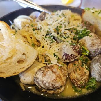 The Creek Eatery - Linguine and Clams - Wine Bars Near Me - San Jose, California The Creek Eatery - Linguine and Clams - Wine Bars Near Me - San Jose, California