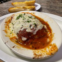 Mama Lucci's - Great lasagna with garlic bread