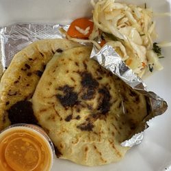 Sabor Latino Leesburg - Pupusa de ayote con queso y pupusa revuelta