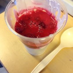 Cafe S.M.A.K. - Nytt frukostinslag på Sigurd: kvarg med hallon och mango, 18 kr.