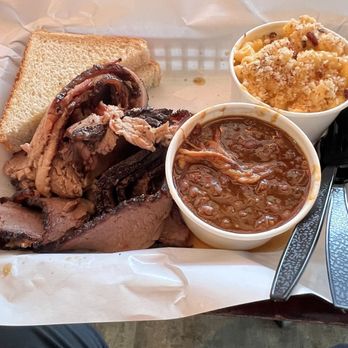 Dalie's Smokehouse - Brisket with mac & cheese - Barbeque Near Me - Valley Park, Missouri