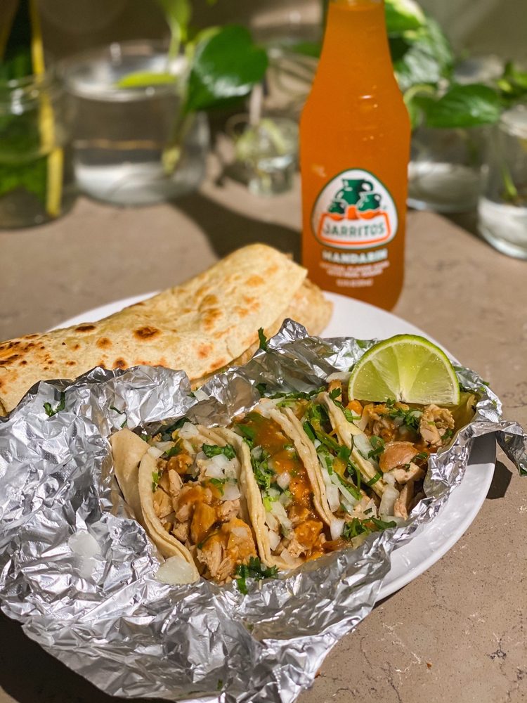 Victor's Tacos Logo
