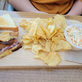 Délires et Délices - Grill cheese au smoke meat - Brasseries Near Me - Chambly, Quebec Délires et Délices - Grill cheese au smoke meat - Brasseries Near Me - Chambly, Quebec